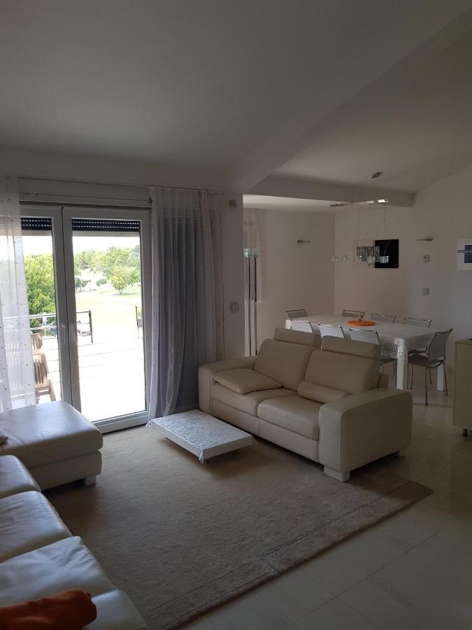 Apartments Fontana Zambratija Bagian luar foto
